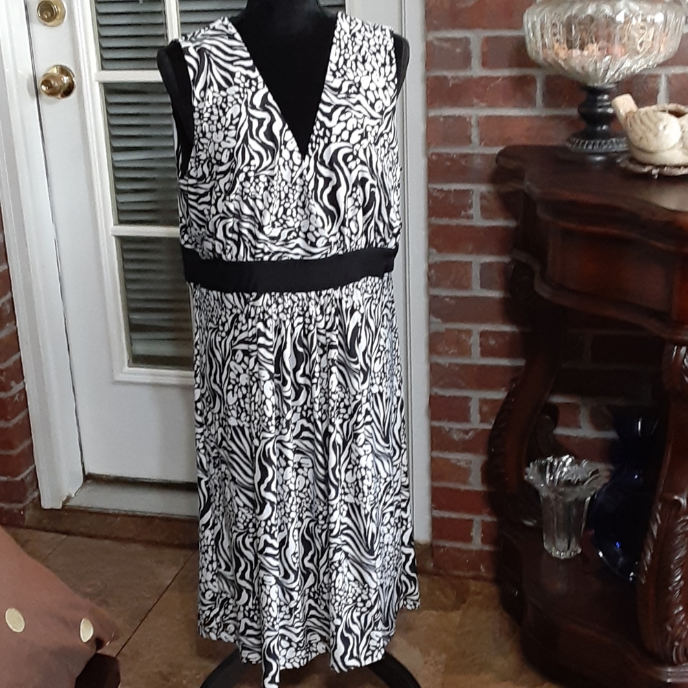 First Glance black white print sleeveless stretch dress Vneck no wrinkle 16 EUC…